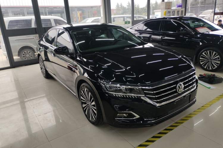 Used Volkswagen Passat 2019 330TSI Luxury Edition China VI Standard Front Right 45 Deg