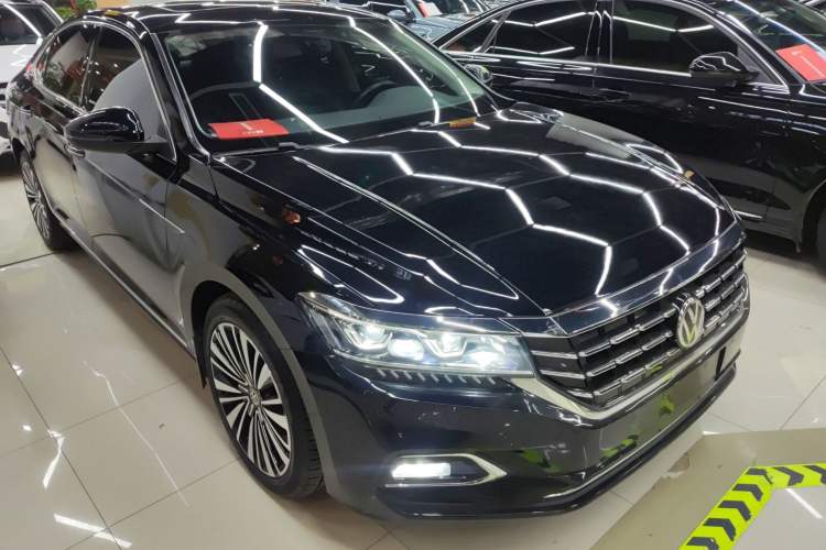 Used Volkswagen Passat 2019 330TSI Luxury Edition China VI Standard Front Right 45 Deg