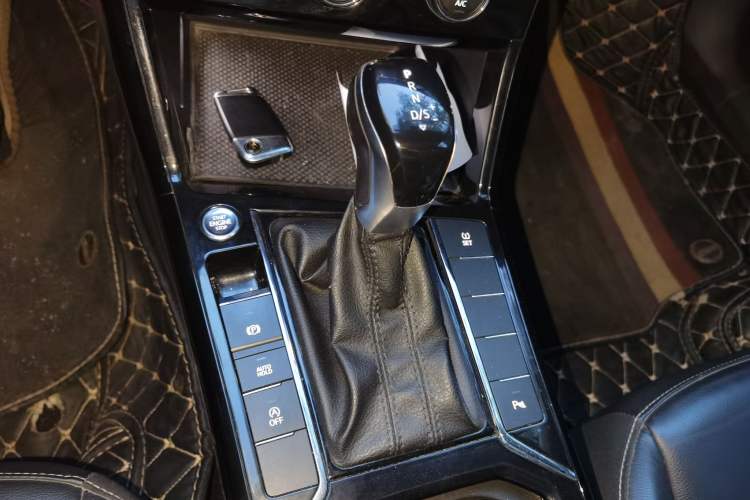 Used Volkswagen Passat 2019 330TSI Elite Edition China VI Gear Lever