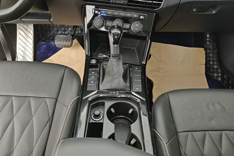 Used Volkswagen Passat 2019 330TSI Luxury Edition China VI Standard Gear Lever