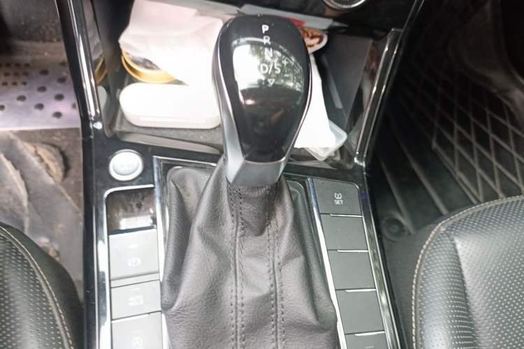 Used Volkswagen Passat 2019 330TSI Luxury Edition China VI Standard Gear Lever