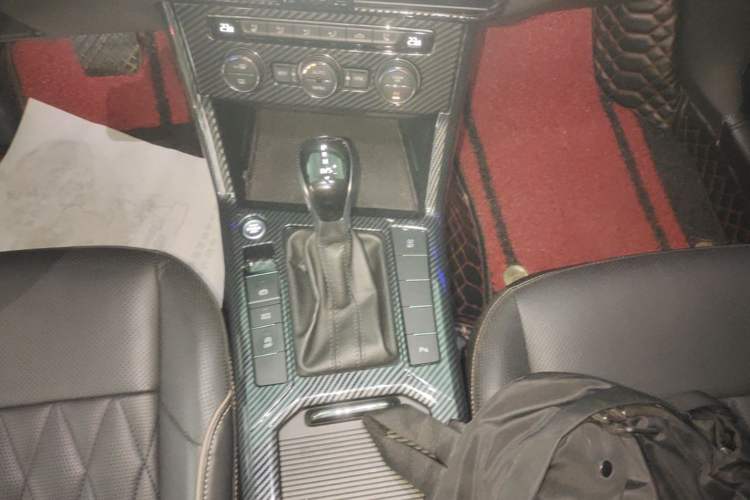 Used Volkswagen Passat 2019 330TSI Luxury Edition China VI Standard Gear Lever