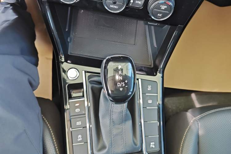 Used Volkswagen Passat 2019 330TSI Prestige Edition China VI Standard Gear Lever