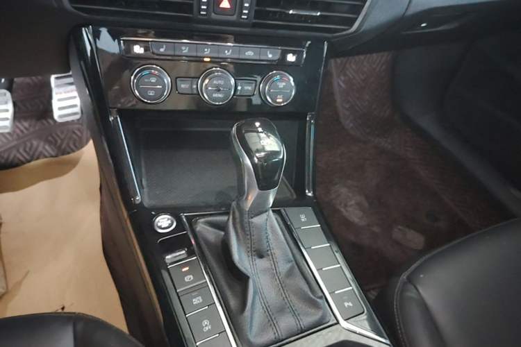 Used Volkswagen Passat 2019 330TSI Elite Edition China VI Gear Lever