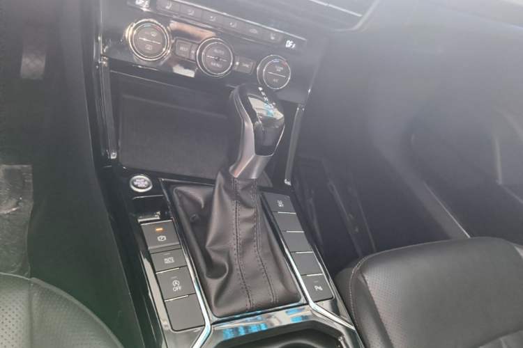 Used Volkswagen Passat 2019 330TSI Luxury Edition China VI Standard Gear Lever