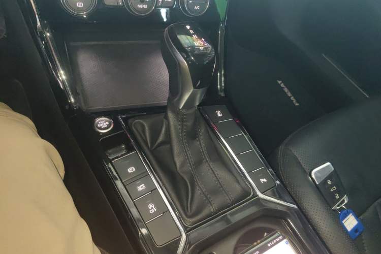 Used Volkswagen Passat 2019 330TSI Luxury Edition China VI Standard Gear Lever
