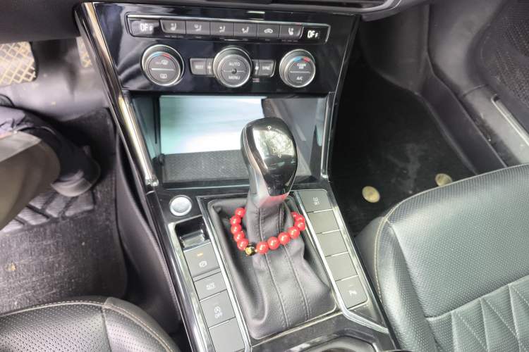 Used Volkswagen Passat 2019 330TSI Luxury Edition China VI Standard Gear Lever