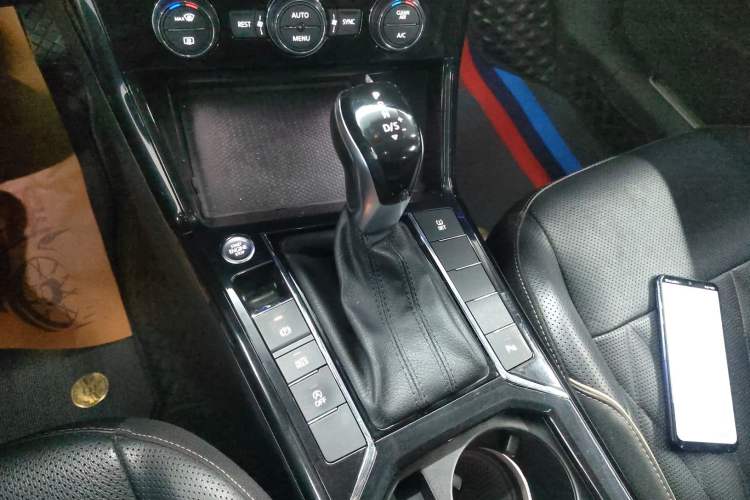 Used Volkswagen Passat 2019 330TSI Luxury Edition China VI Standard Gear Lever