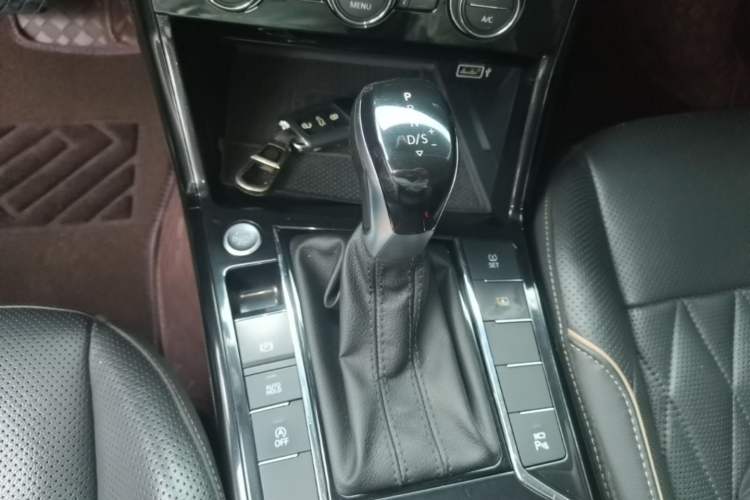 Used Volkswagen Passat 2019 330TSI Prestige Edition China VI Standard Gear Lever