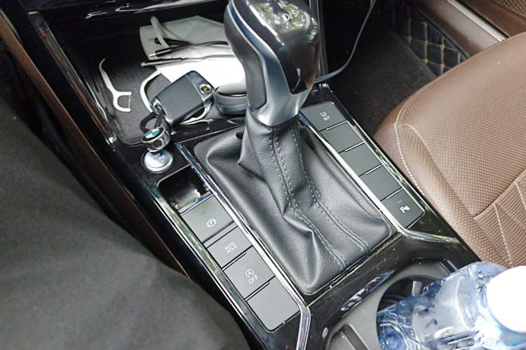 Used Volkswagen Passat 2019 330TSI Luxury Edition China VI Standard Gear Lever