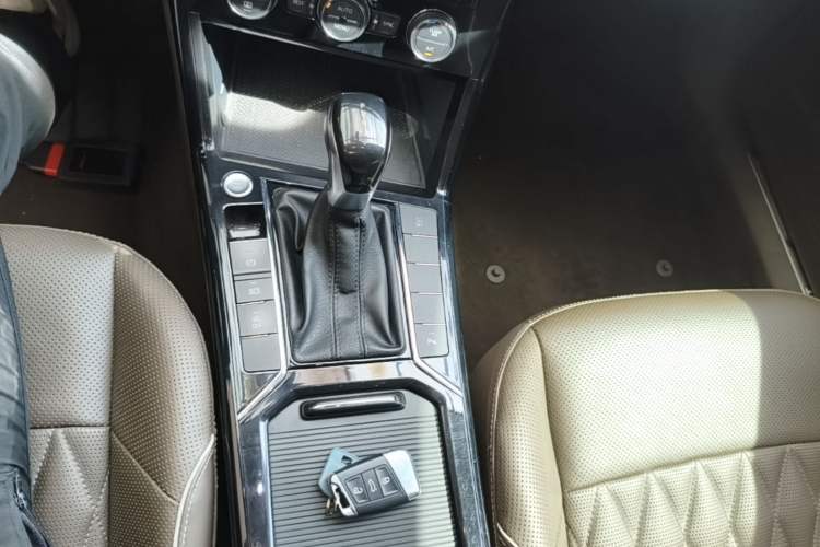 Used Volkswagen Passat 2019 330TSI Luxury Edition China VI Standard Gear Lever