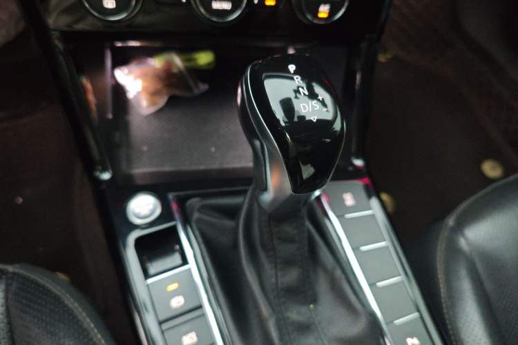 Used Volkswagen Passat 2019 330TSI Luxury Edition China VI Standard Gear Lever