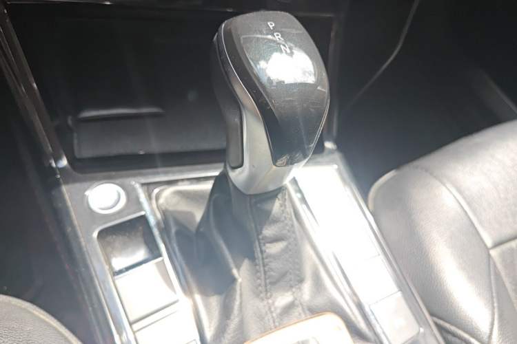 Used Volkswagen Passat 2019 330TSI Luxury Edition China VI Standard Gear Lever