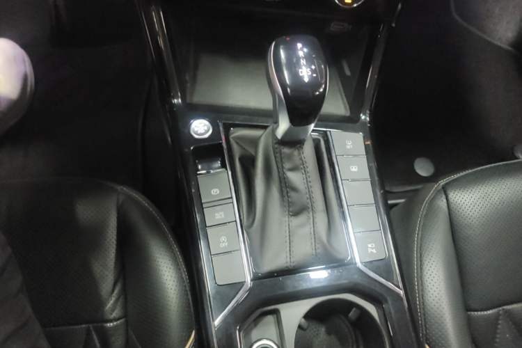 Used Volkswagen Passat 2019 380TSI Prestige Edition China VI Standard Gear Lever