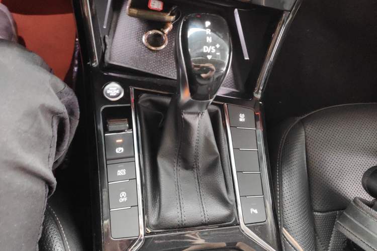 Used Volkswagen Passat 2019 330TSI Luxury Edition China VI Standard Gear Lever