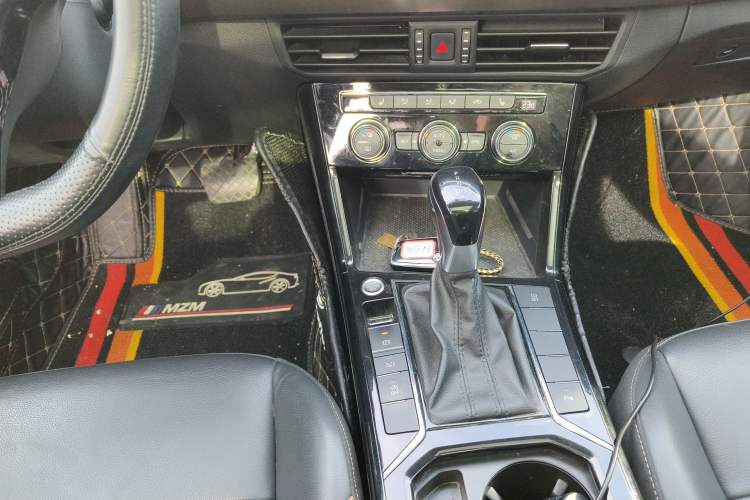 Used Volkswagen Passat 2019 330TSI Elite Edition China VI Gear Lever