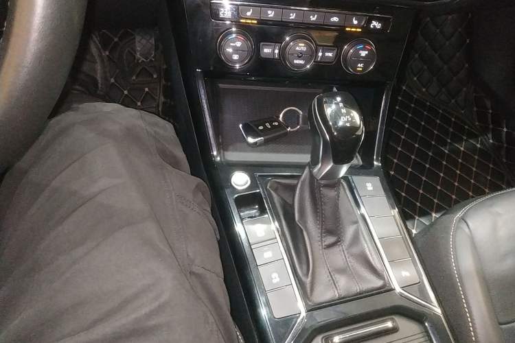 Used Volkswagen Passat 2019 330TSI Elite Edition China VI Gear Lever
