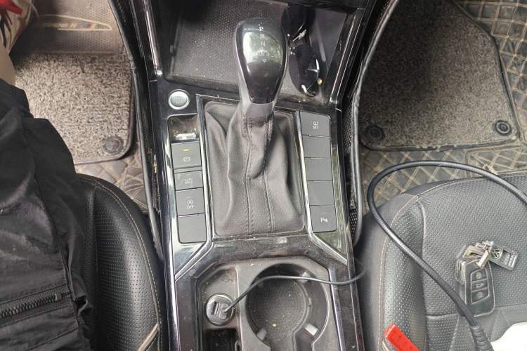 Used Volkswagen Passat 2019 330TSI Luxury Edition China VI Standard Gear Lever