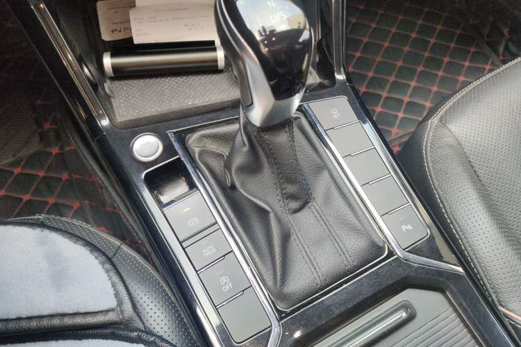 Used Volkswagen Passat 2019 330TSI Luxury Edition China VI Standard Gear Lever