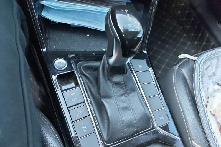 Used Volkswagen Passat 2019 330TSI Luxury Edition China VI Standard Gear Lever