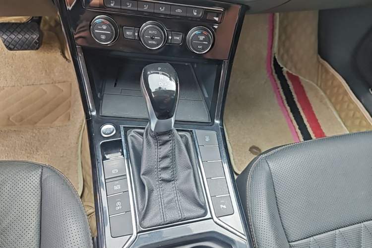 Used Volkswagen Passat 2019 380TSI Luxury Edition China VI Standard Gear Lever