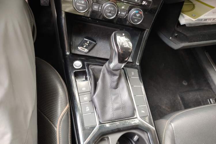 Used Volkswagen Passat 2019 330TSI Luxury Edition China VI Standard Gear Lever
