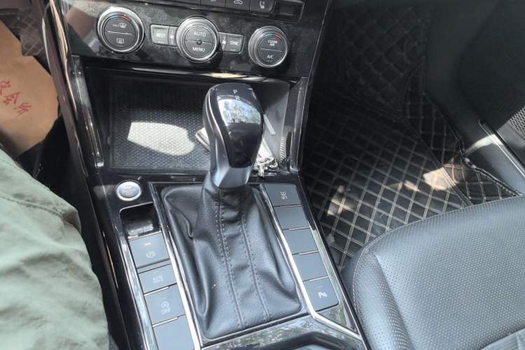 Used Volkswagen Passat 2019 330TSI Luxury Edition China VI Standard Gear Lever