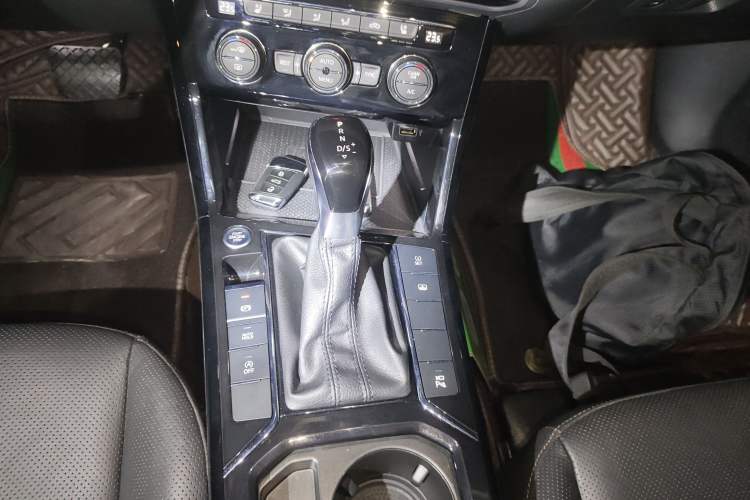 Used Volkswagen Passat 2019 380TSI Prestige Edition China VI Standard Gear Lever