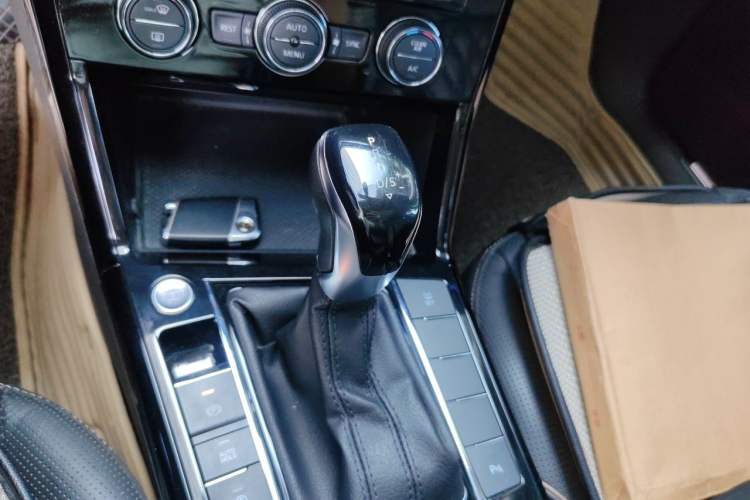 Used Volkswagen Passat 2019 330TSI Luxury Edition China VI Standard Gear Lever