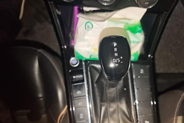 Used Volkswagen Passat 2019 330TSI Elite Edition China VI Gear Lever
