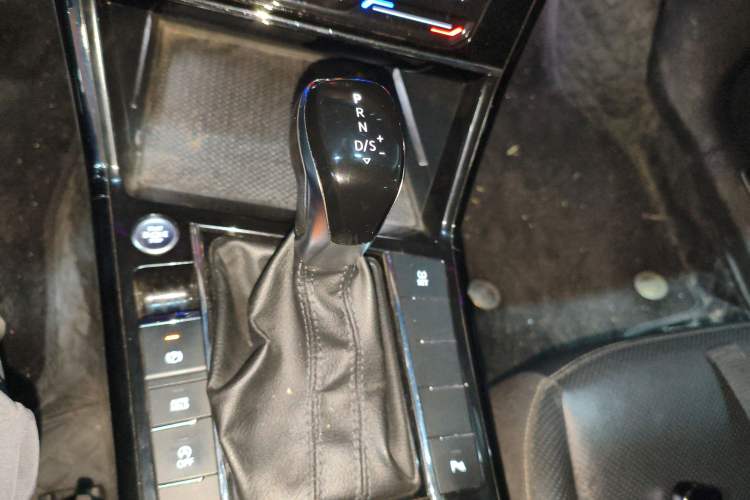 Used Volkswagen Passat 2019 330TSI Luxury Edition China VI Standard Gear Lever