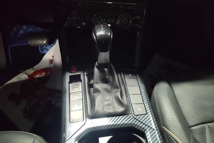 Used Volkswagen Passat 2019 330TSI Luxury Edition China VI Standard Gear Lever
