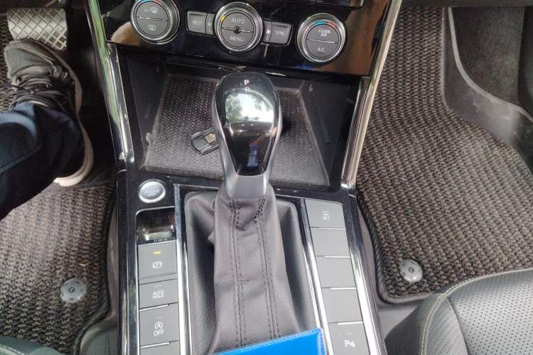 Used Volkswagen Passat 2019 330TSI Luxury Edition China VI Standard Gear Lever