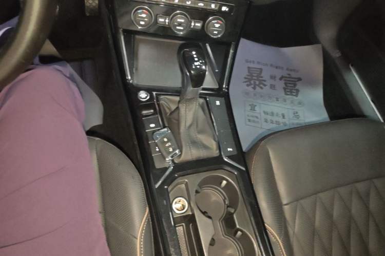 Used Volkswagen Passat 2019 330TSI Luxury Edition China VI Standard Gear Lever