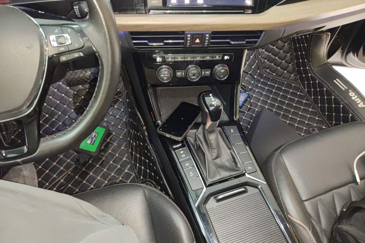 Used Volkswagen Passat 2019 330TSI Luxury Edition China VI Standard Gear Lever