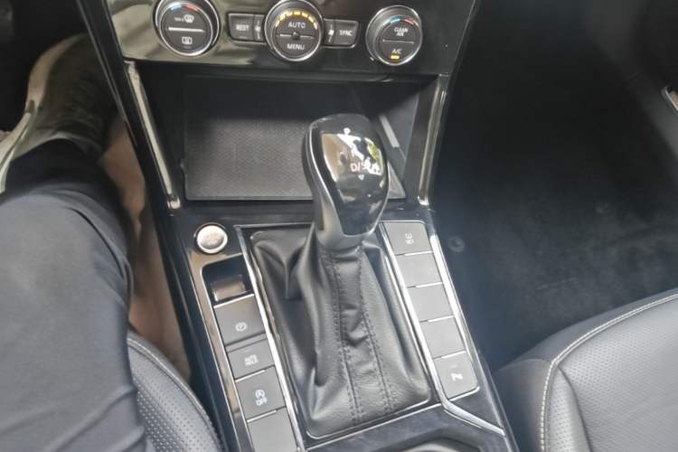 Used Volkswagen Passat 2019 330TSI Luxury Edition China V Standard Gear Lever
