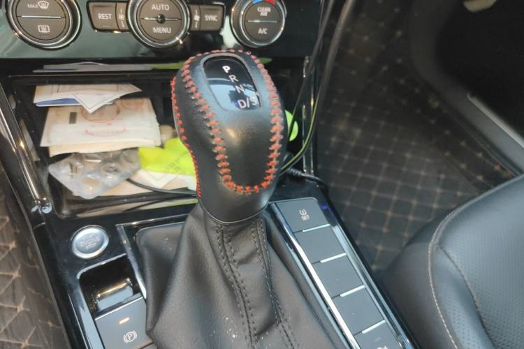 Used Volkswagen Passat 2019 330TSI Luxury Edition China VI Standard Gear Lever