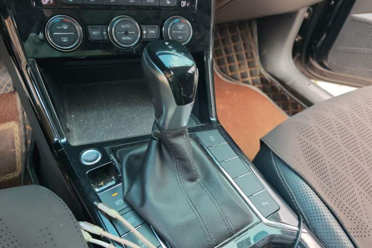 Used Volkswagen Passat 2019 330TSI Luxury Edition China VI Standard Gear Lever