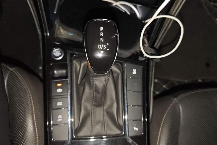 Used Volkswagen Passat 2019 330TSI Luxury Edition China VI Standard Gear Lever