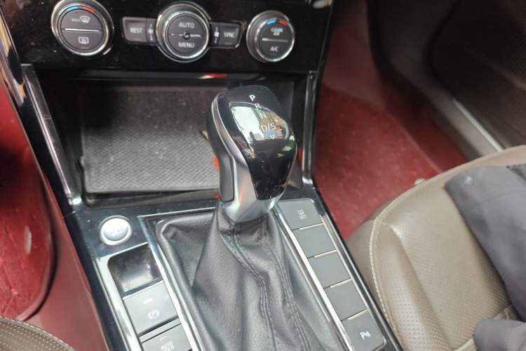 Used Volkswagen Passat 2019 330TSI Luxury Edition China VI Standard Gear Lever