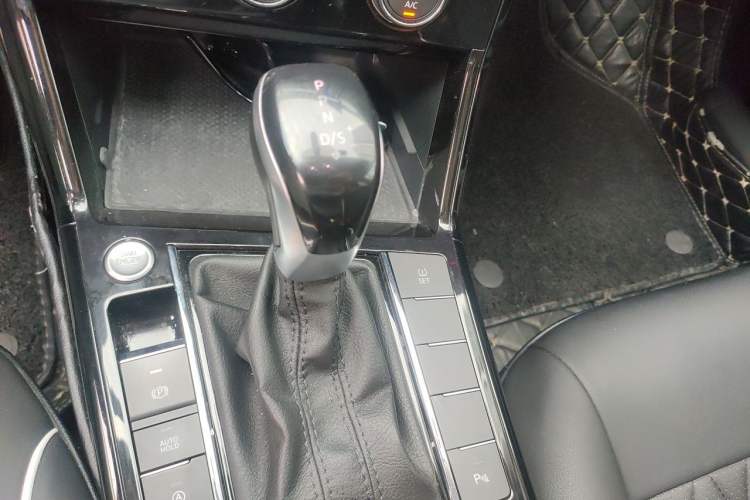 Used Volkswagen Passat 2019 330TSI Luxury Edition China VI Standard Gear Lever
