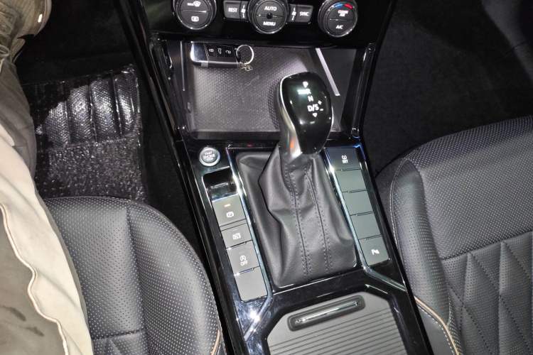 Used Volkswagen Passat 2019 330TSI Luxury Edition China V Standard Gear Lever