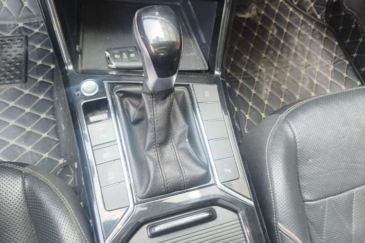 Used Volkswagen Passat 2019 330TSI Luxury Edition China VI Standard Gear Lever