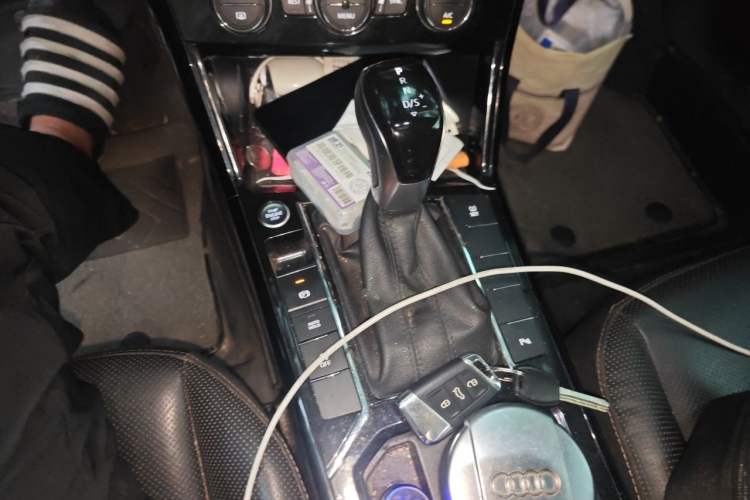 Used Volkswagen Passat 2019 330TSI Luxury Edition China VI Standard Gear Lever