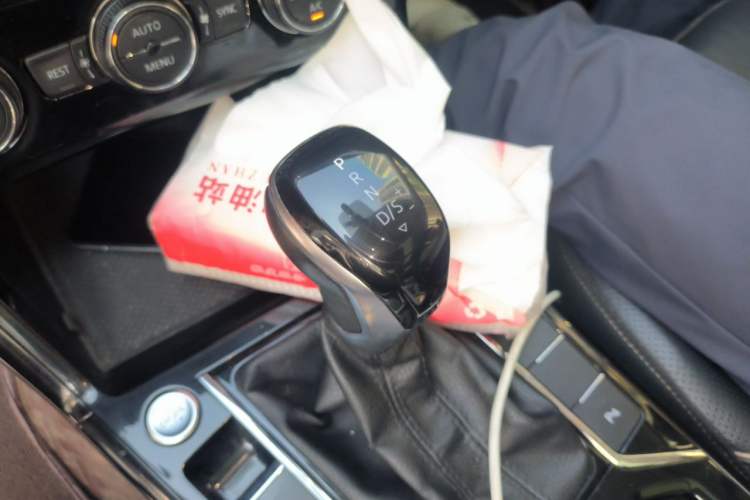 Used Volkswagen Passat 2019 330TSI Luxury Edition China VI Standard Gear Lever