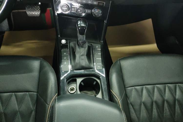 Used Volkswagen Passat 2019 330TSI Luxury Edition China VI Standard Gear Lever