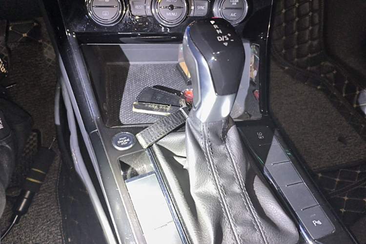 Used Volkswagen Passat 2019 330TSI Luxury Edition China VI Standard Gear Lever