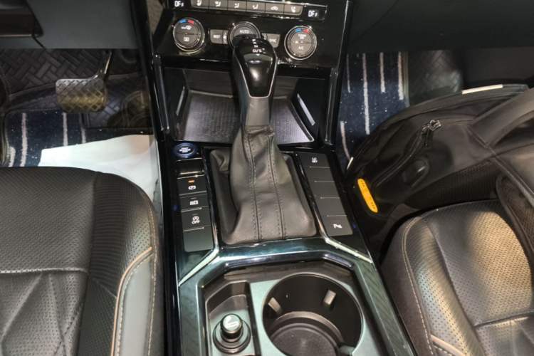 Used Volkswagen Passat 2019 330TSI Luxury Edition China VI Standard Gear Lever