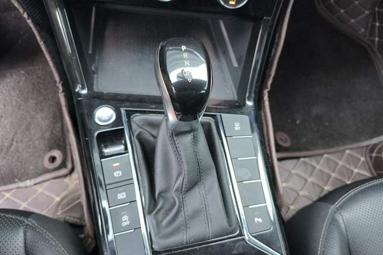 Used Volkswagen Passat 2019 330TSI Luxury Edition China VI Standard Gear Lever