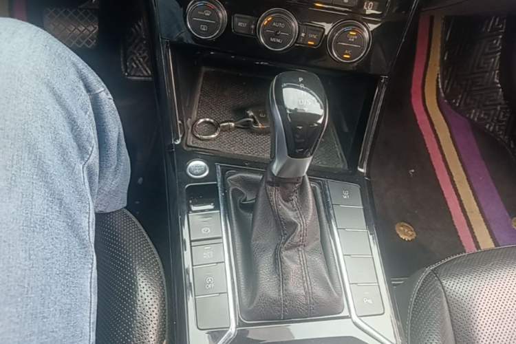 Used Volkswagen Passat 2019 380TSI Luxury Edition China VI Standard Gear Lever